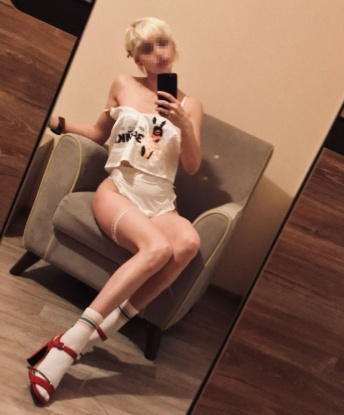 Я креативная и экспериментальная, мои услуги насыщены страстью и нежностью. Маленький кусочек райского удовольствия, который ты заслуживаешь! 🌟 За нашими закрытыми дверями открывается мир наслаждения. Я могу воплотить в жизнь самые смелые фантазии и предложить незабываемые моменты страсти. 🔥 Мои клиенты говорят обо мне только самое лучшее, и я готова подтвердить это своими фото. Ты будешь в восторге от моей красоты и опыта. 💋Позволь себе расслабиться и погрузиться в мир удовольствия с самой желанной индивидуалкой Москвы. Уверяю, что ты не пожалеешь о своем выборе. Буду ждать тебя... 🌹 641, 25 лет